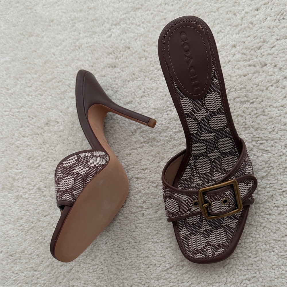 ❗️price is firm❗️Coach Signature Brown and Cream Heels - Picture 4 of 8